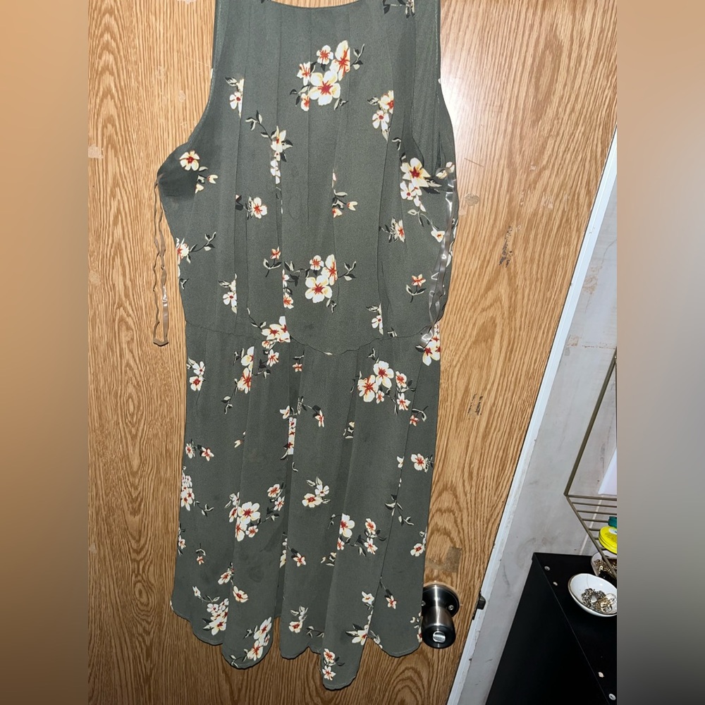 Used 2 twice zipped up from back little tight for it to be medium